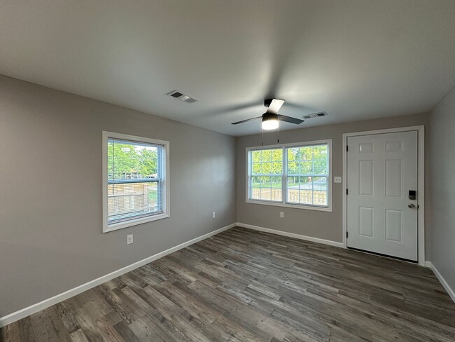 Building Photo - Cozy 2 Bedroom 1 Bathroom for Rent!