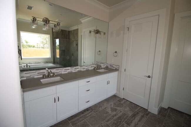 Building Photo - 2104 E Las Palmas Dr