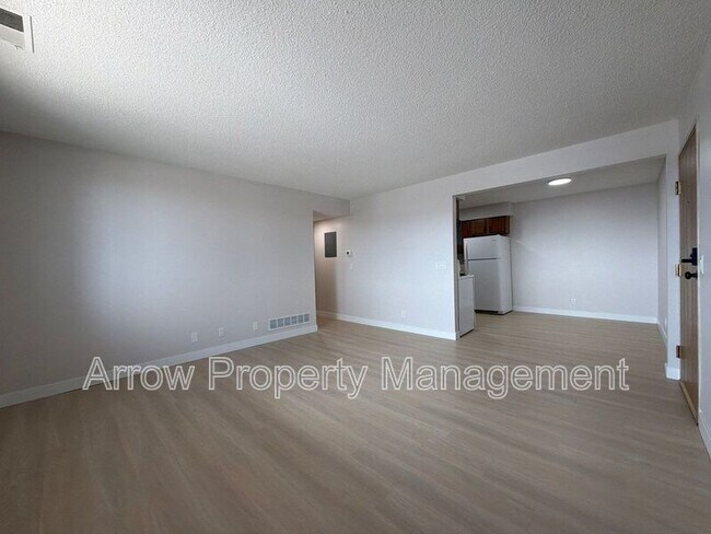 Building Photo - 535 W Saunders Ave