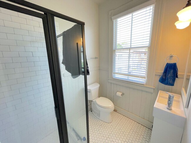 Building Photo - 2 BED | 2 BATH | PRIVATE PARKING | DIXON PARK