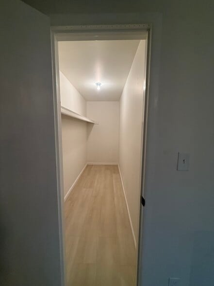 Master closet - 509 E University Dr