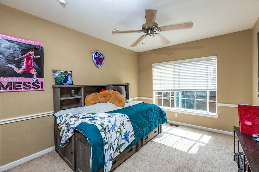 Building Photo - 15201 E Batavia Pl