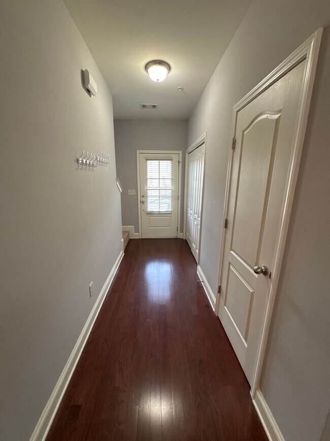 Building Photo - Modern End-Unit Townhome in the Heart of Old Hickory, Wilson County!