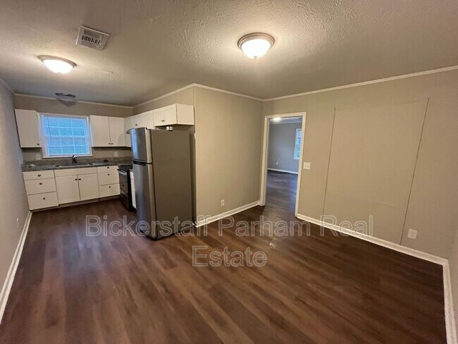 Building Photo - 403 Raintree St