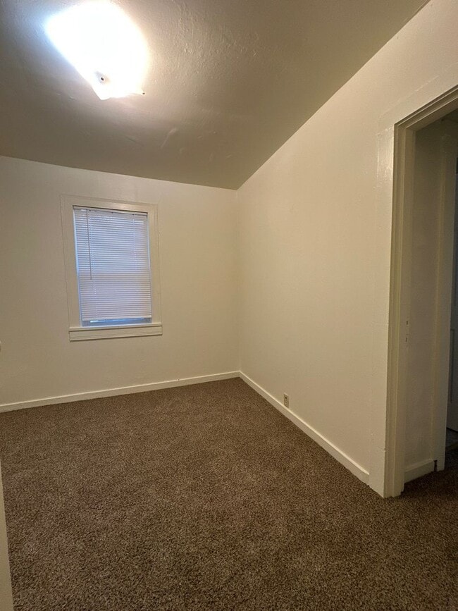 Building Photo - 1826 Summers Ln