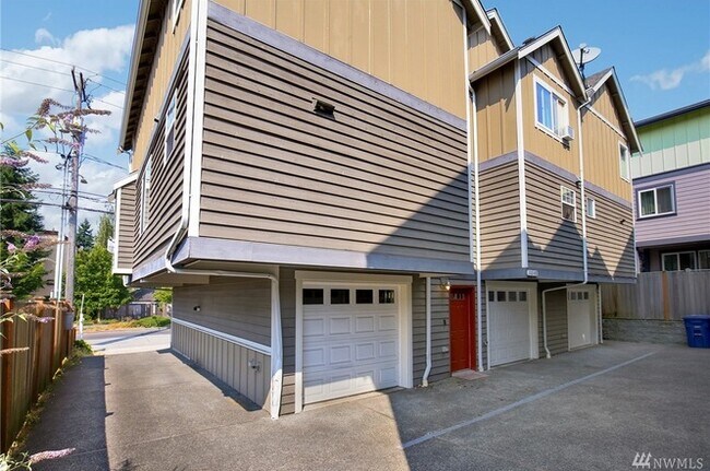 Building Photo - 11014 Greenwood Ave N