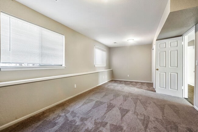 Building Photo - Updated 5 Bed 2 Bath House Near Old Town!