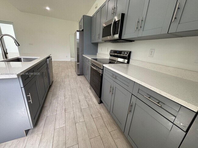 Building Photo - 1018 Maddock St E