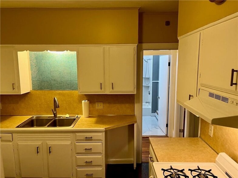 Building Photo - 121 Rutherglen Ave