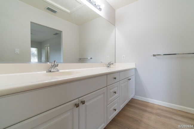 Building Photo - $3700 | 3br/2.5ba Townhome in Fairway's Edge
