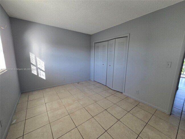 Building Photo - 405 SW 13th Pl