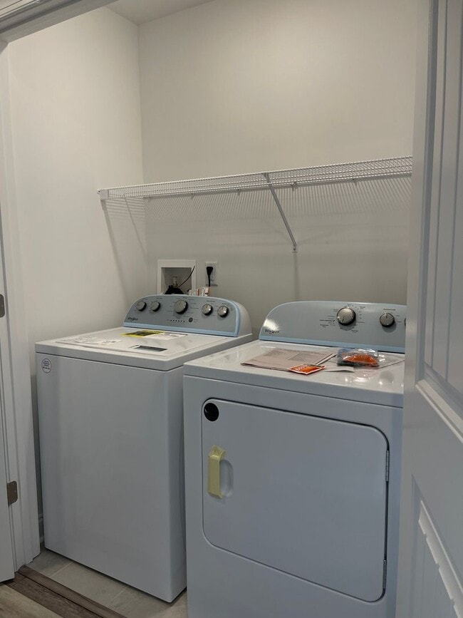 Building Photo - Like New Townhouse for Rent - END UNIT