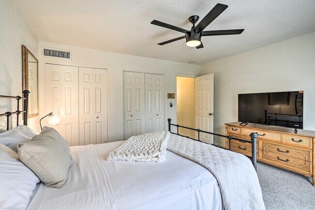 Building Photo - 292 S Desert Ave