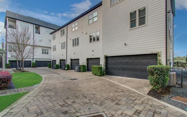 Building Photo - 610 Delano St