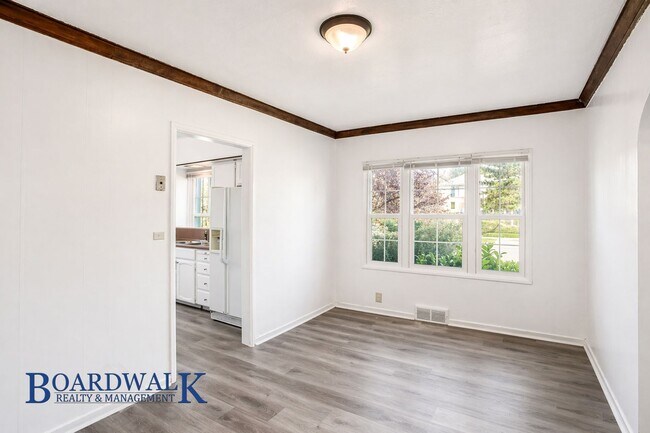 Building Photo - 105 300 E