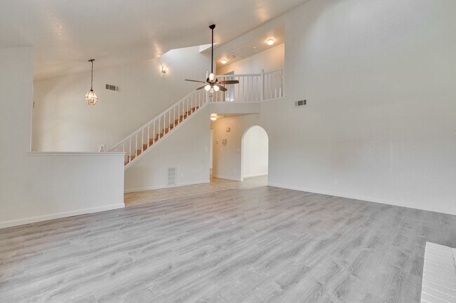 Building Photo - BEAUTIFUL 4 BEDROOM HOME WITH SWIMMING POOL!