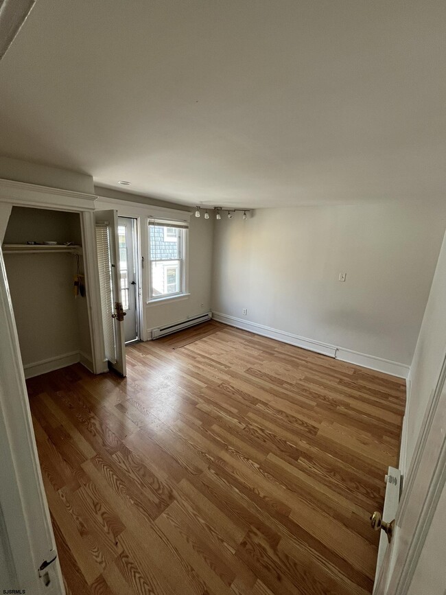Primary Photo - 15 N Oakland Ave
