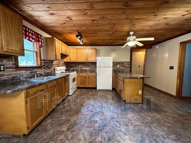 Building Photo - 267 Davis Creek Rd