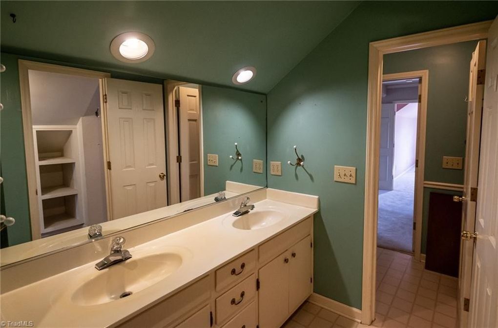 Building Photo - 208 Tremont Dr