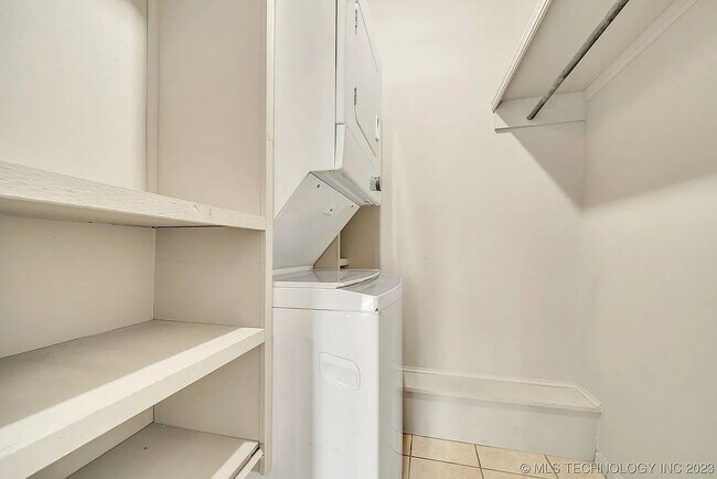 Building Photo - 6806 S Toledo Ave