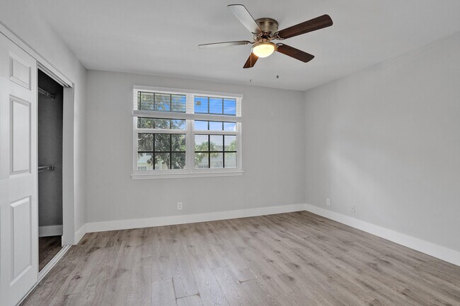 Building Photo - 9913 NW 57th Manor