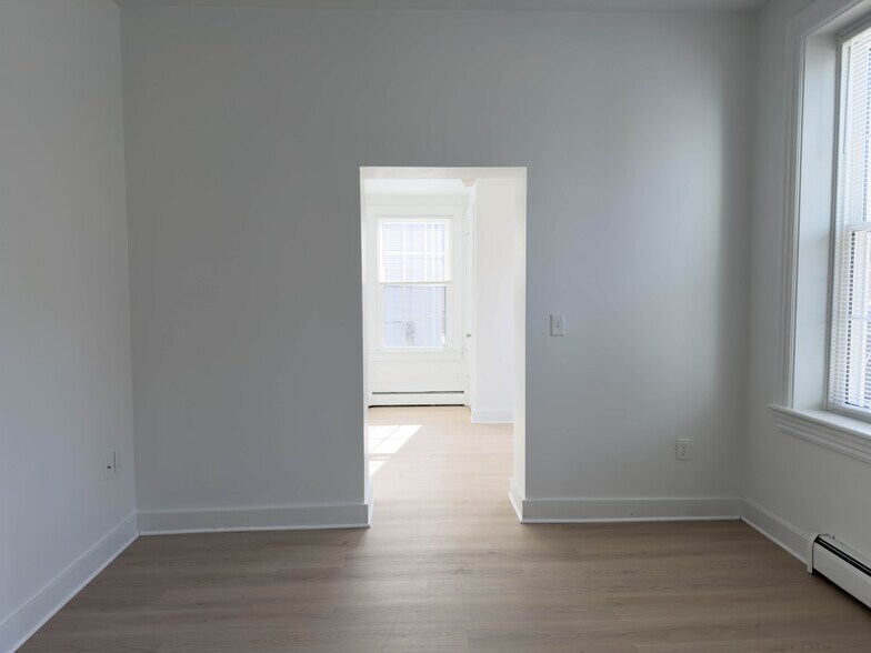 Building Photo - 133 S Main St