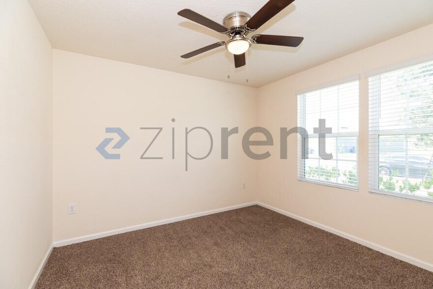 Building Photo - Unit