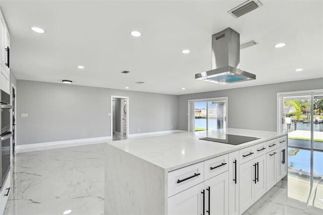 Building Photo - 3913 Fontainebleau Dr