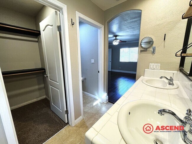 Building Photo - Beautiful NW Bakersfield Home | Cul-de-Sac Living + Solar