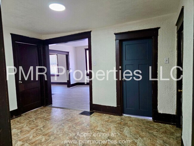 Building Photo - 2 Bedrooms / 1 Bathroom House