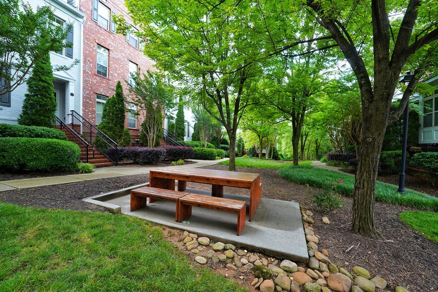 Building Photo - 307 Le Gran Bnd