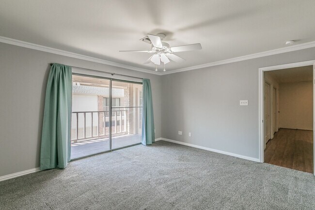 Building Photo - BEAUTIFUL and SPACIOUS Townhome in Ideal L...