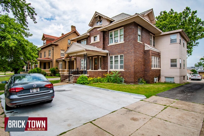 Building Photo - 115 S 38th Ave