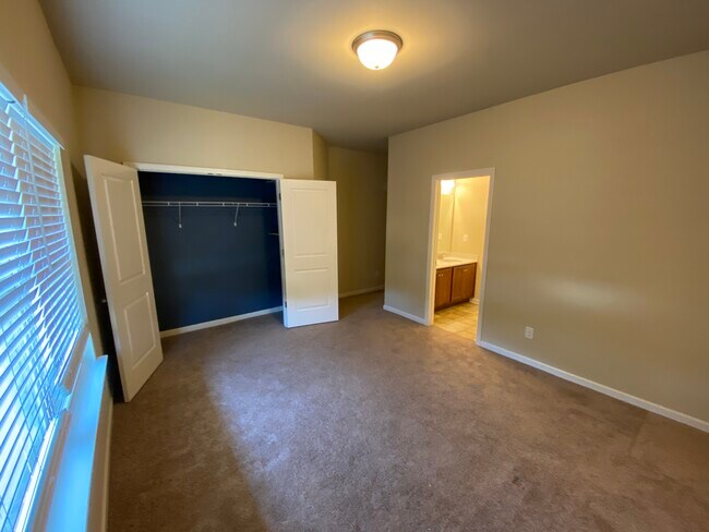 Building Photo - 22 Misty Oak Ln