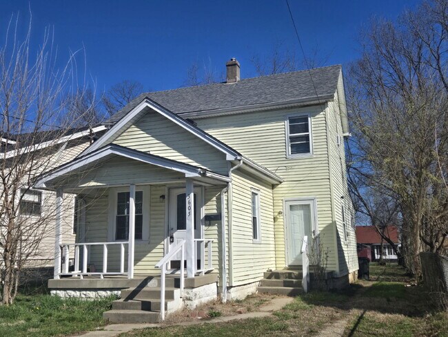 Building Photo - "3-Bedroom Home on Larkwood Ave – Spacious...