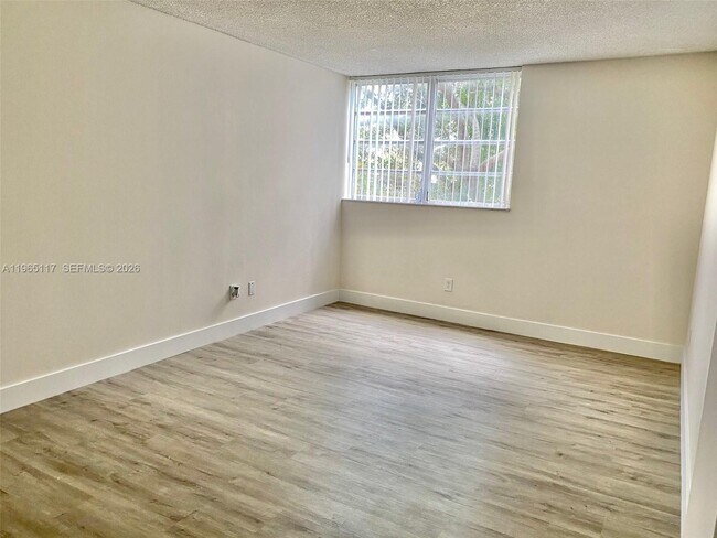 Building Photo - 8897 Fontainebleau Blvd