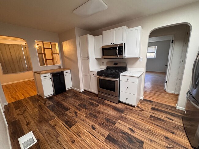 Building Photo - Beautiful 3 bedroom 2 bath home.