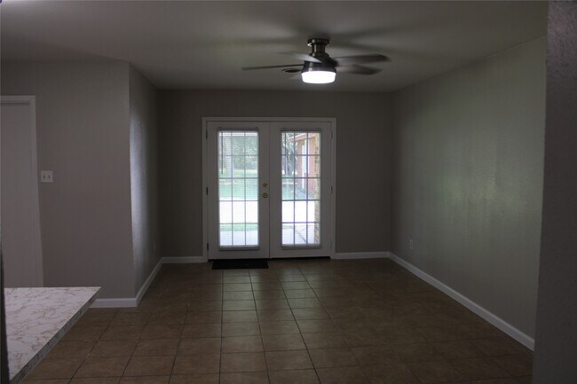 Building Photo - 121 Mary Ln