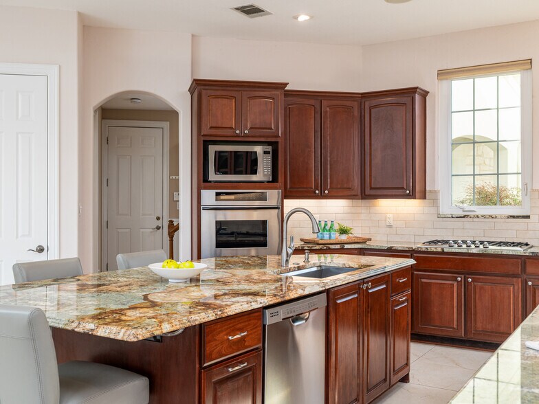 Building Photo - 9805 Big View Dr