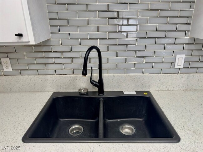 Building Photo - 4030 E Carey Ave