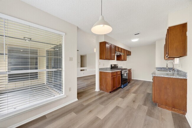 Building Photo - 12047 Plumpoint Dr