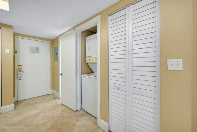 Building Photo - 2951 S Bayshore Dr