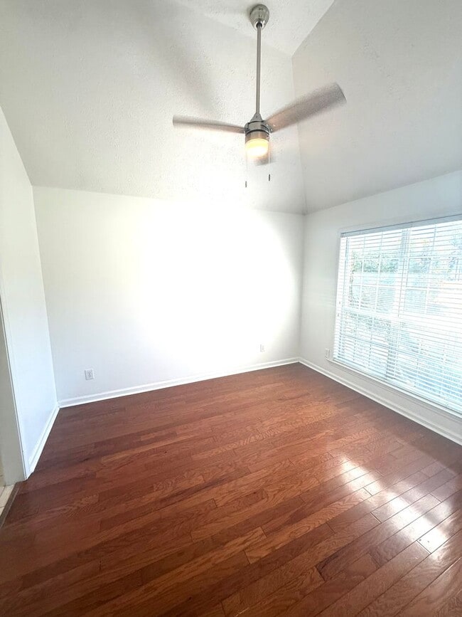 Building Photo - ** 3 Bed 2 Bath Located across from AUM **...