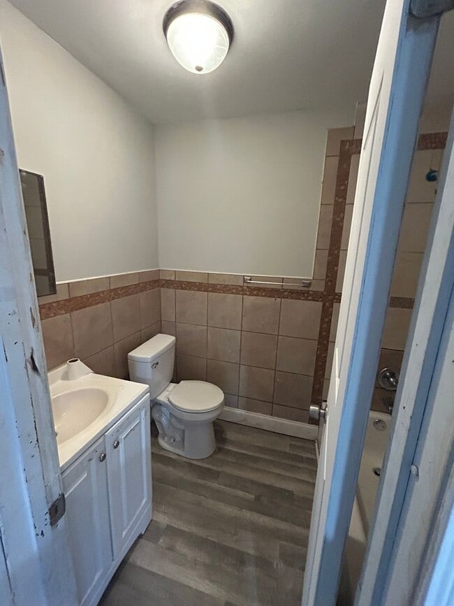 Building Photo - Section 8 Accepted! Spacious newly renovat...