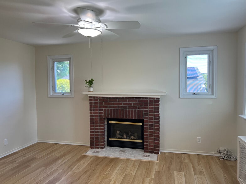 Bright Lite througout - 2457 4th Ave