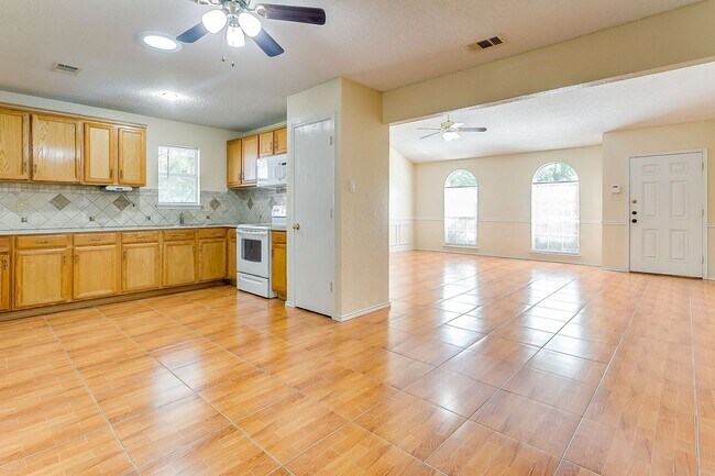 Building Photo - Excellent 3 Bedroom 2 Bath with many featu...