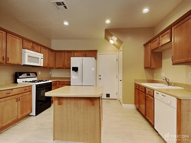 Building Photo - 719 Easter Lily Pl