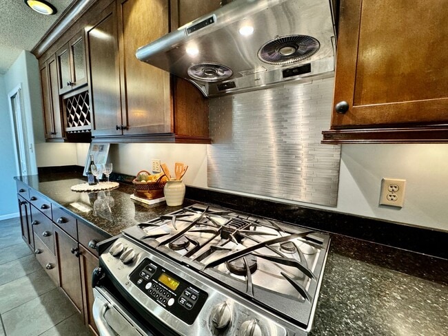 Building Photo - Available 08-08-25 in Cedar Crossing! A Pe...