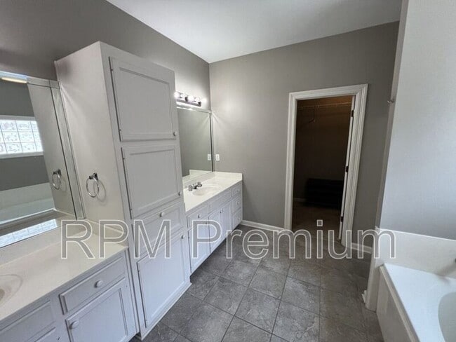 Building Photo - 5518 Arialo Dr