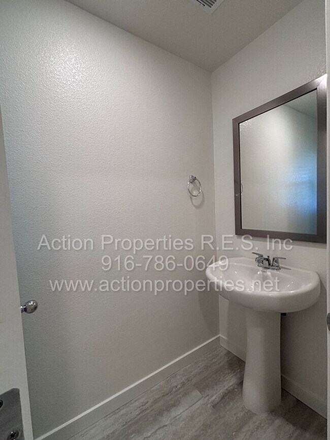 Building Photo - New Home: Amoruso Ranch Roseville:Solar DR Horton 4 Bedroom 2.5 Bath, Open Floor Plan,